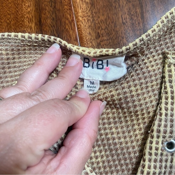 Bibi Waffle Knit Frayed Yellow Mustard Top Rivet Hole Neckline Size Medium - Picture 2 of 6